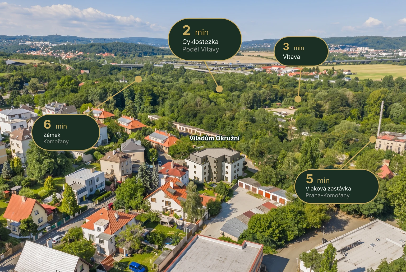 Letecký pohled na Viladům Okružní s vyznačením Vltavy, cyklostezky, zámku Komořany a vlakové zastávky