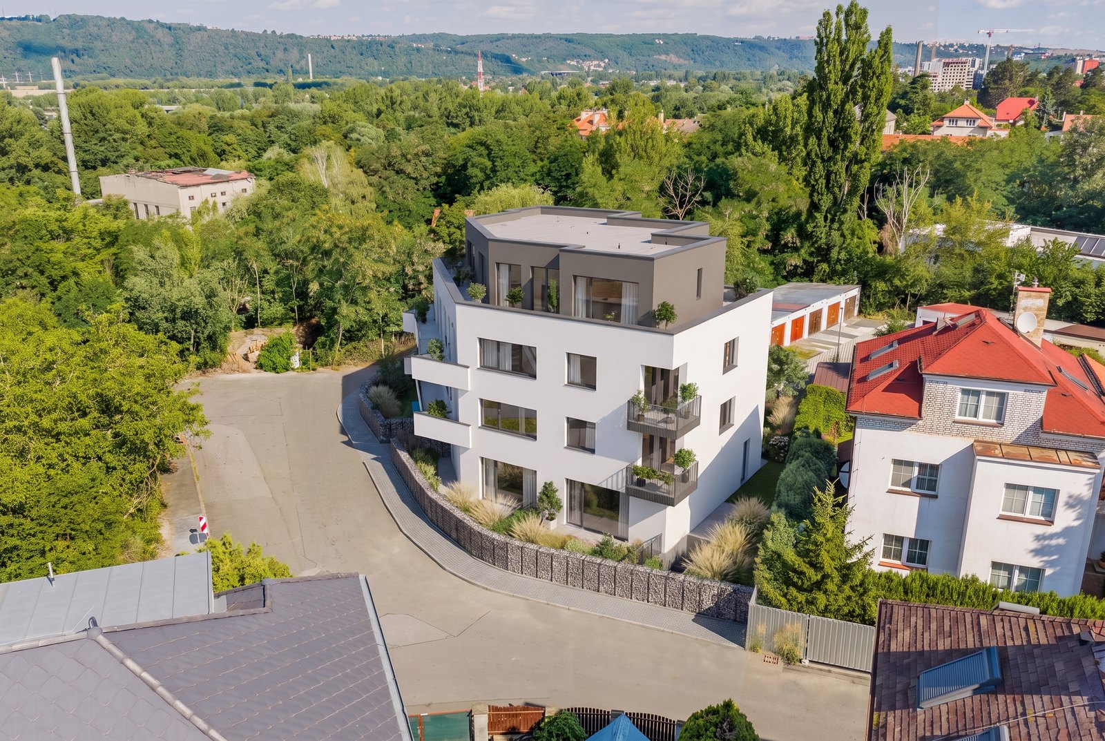 Letecký pohled na Viladům Okružní a jeho okolí z větší vzdálenosti