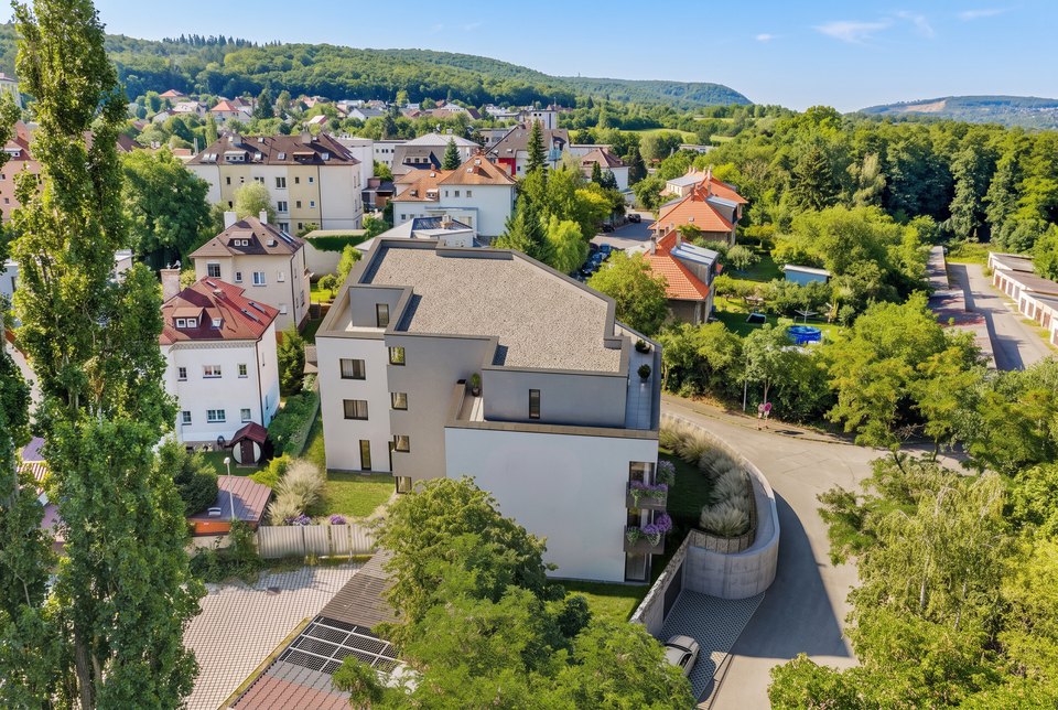 Letecký pohled na Viladům Okružní obklopený zelení
